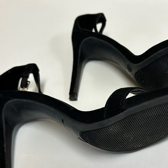 Black heels. - Picture 4 of 4